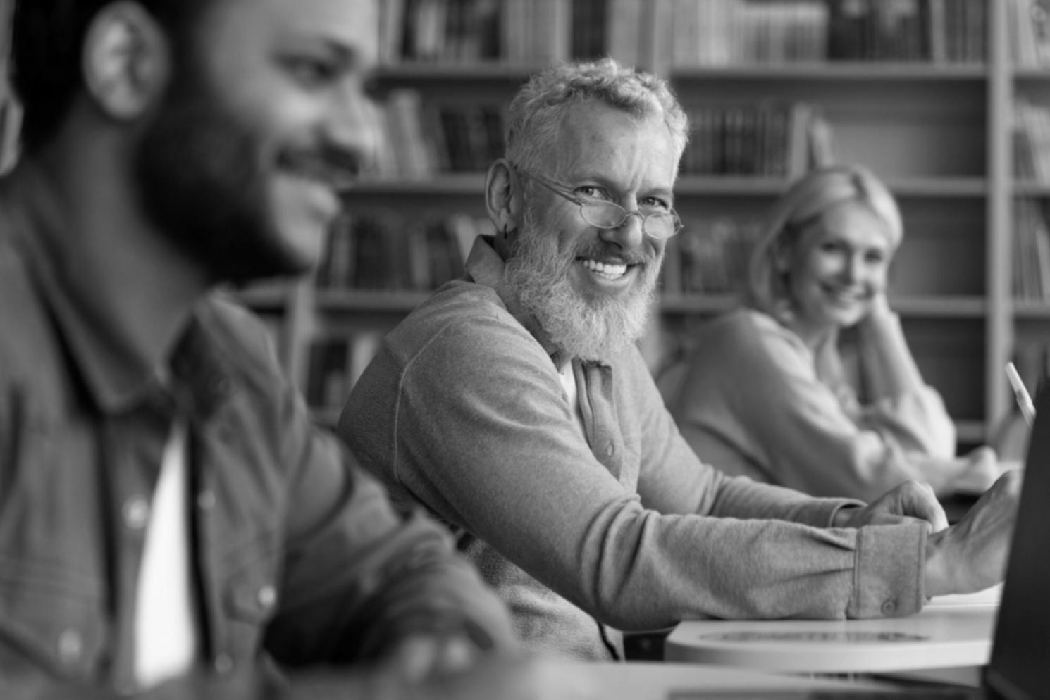 Professioneller Arbeitsbereich mit Finanzanalysen und Dokumenten