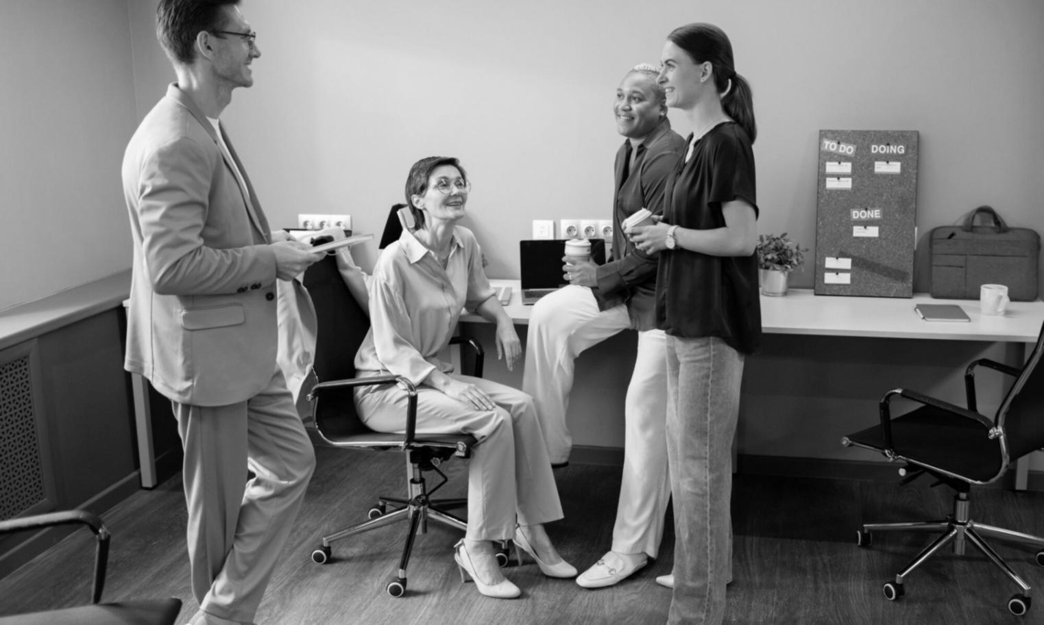 Teilnehmende bei der Arbeit an Finanzanalysen im Kursraum