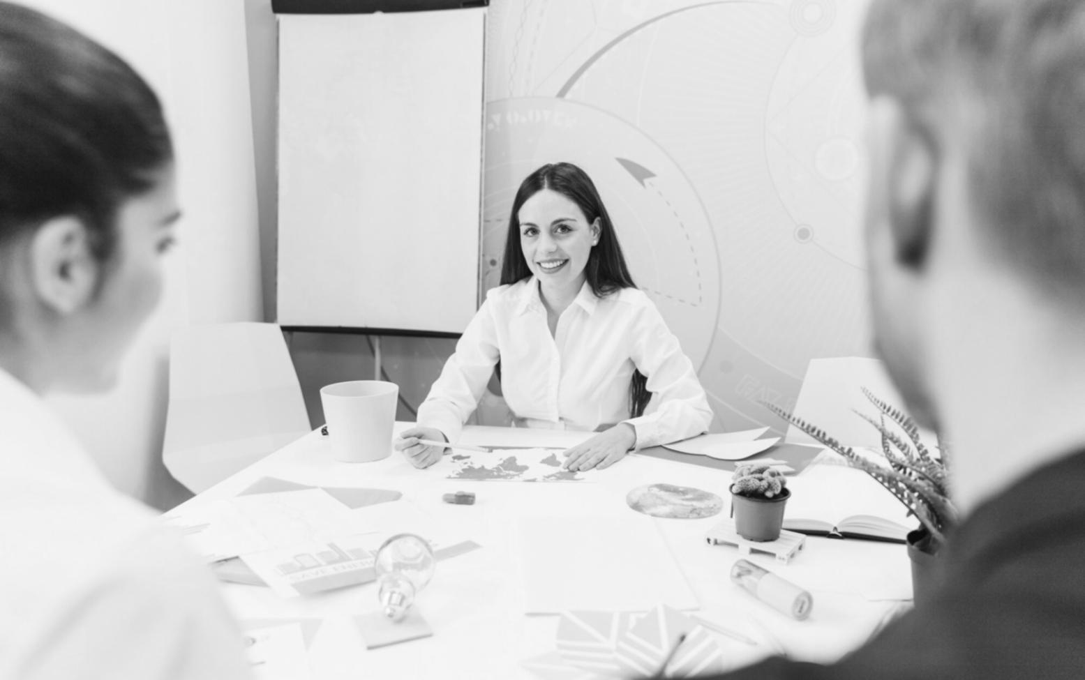 Besprechungsraum mit Finanzpräsentationen und Analysen