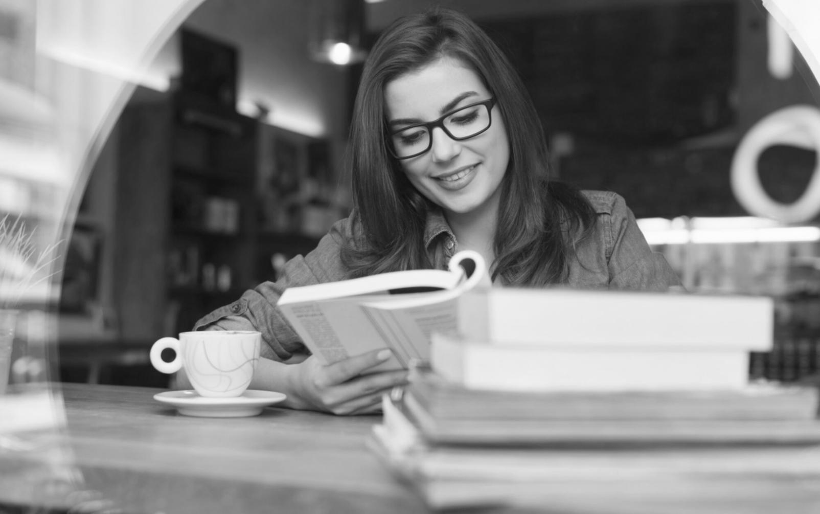 Finanzanalyse Arbeitsplatz mit Unternehmensberichten